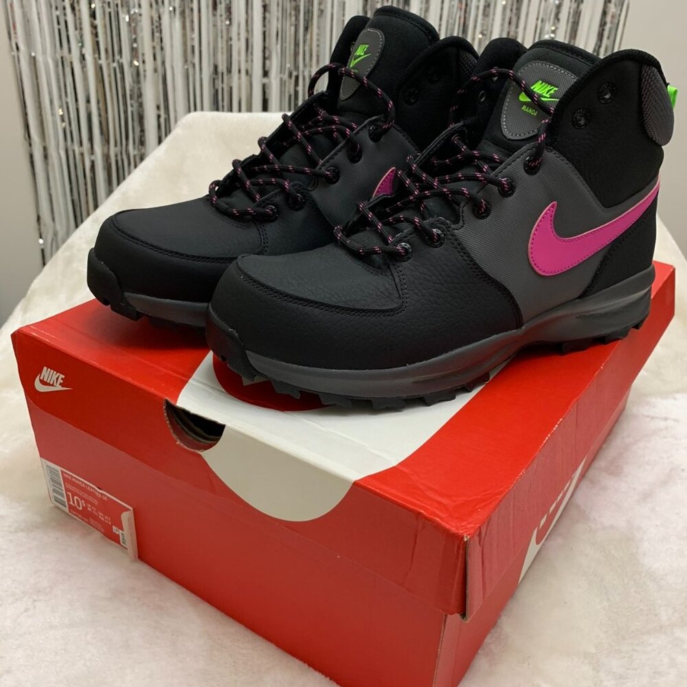 NIB! Nike Sneakers Manoa Leather SE Black Active Fuschia, Size 10.5 Mens